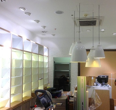 Bild von dem Errichten einer Lichtinstallation für ein Geschäft.