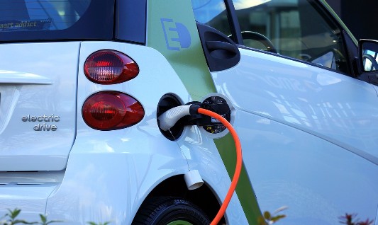 E-Auto E-Auto beim Tanken.